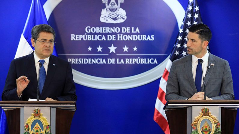 El presidente de Honduras, Juan Orlando Hernández (iz), reunido con el secretario interino del Departamento de Seguridad Nacional de Estados Unidos (DHS), Chad Wolf, (Presidencia de Honduras)