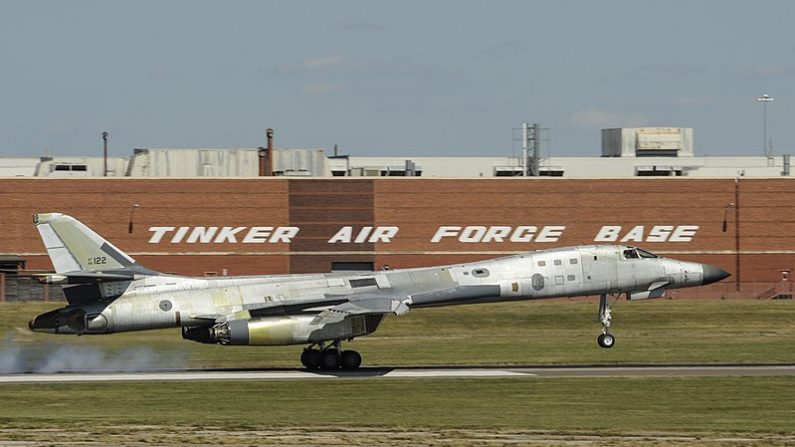 Un Boeing B-1B Lancer se muestra momentos después de que las llantas del tren de aterrizaje principal han tocado la pista al final de un vuelo de revisión post-mantenimiento 20 de junio de 2017, Base de la Fuerza Aérea Tinker, Oklahoma. (U.S. Air Force photo/Greg L. Davis/Wikimedia Commons)