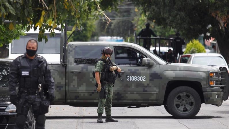 Fuerzas federales y estatales mexicanas en una operación para detener a seis personas en enero de 2020. (EFE/Ulises Ruiz Basurto/Archivo)