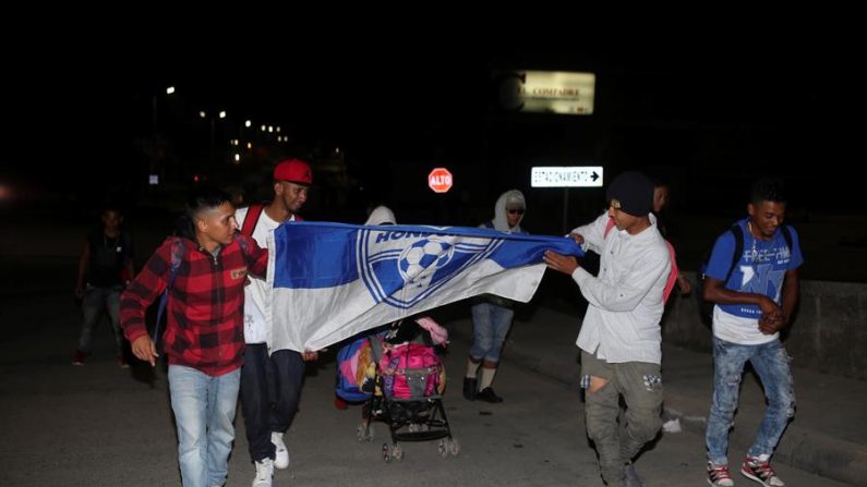 Un grupo de migrantes hondureños emprende una caravana rumbo a EE.UU. este viernes, desde la ciudad de San Pedro Sula (Honduras), 31 de enero de 2020. (EFE/ Gustavo Amador)