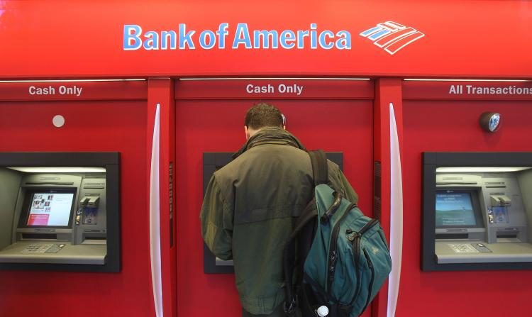 Foto de archivo de un hombre parado en una sucursal de cajero automático de Bank of America, en la ciudad de Nueva York, el 6 de octubre de 2008. (Mario Tama/Getty Images)