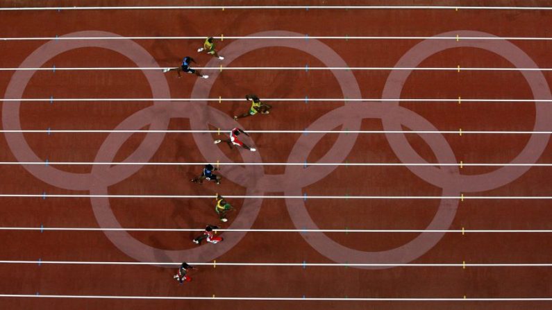 El jamaicano Usain Bolt lidera la carrera en su camino hacia la meta final de los 100 metros masculinos en Beijing, el 16 de agosto de 2008. (Ezra Shaw/Getty Images)
