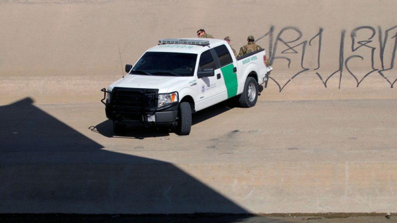 Miembros de la CBP realizando un operativo en la frontera. (Herika Martinez/AFP vía Getty Images)