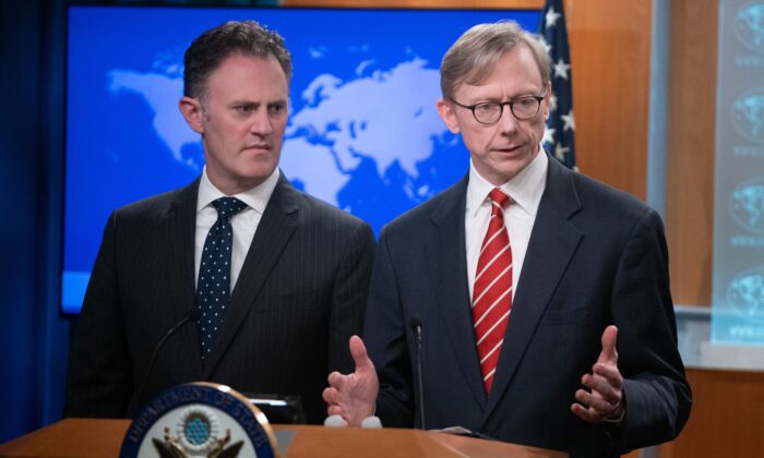 Brian Hook (R), Representante Especial de EE. UU. Para Irán, y el Embajador Nathan Sales (L), Coordinador del Departamento de Estado contra el Terrorismo, hablan durante una conferencia de prensa en el Departamento de Estado en Washington el 8 de abril de 2019. (Saul Loeb / AFP a través de Getty Imágenes)