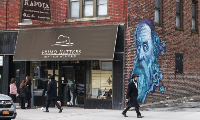 Ciudadanos judíos caminan por el barrio de Crown Heights en Brooklyn, Nueva York, el 7 de enero de 2020. (Chung I Ho/The Epoch Times)