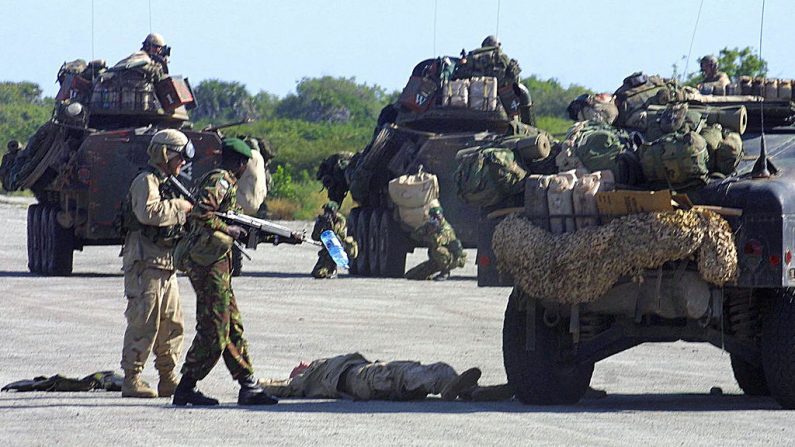 Tropas militares kenianas e infantes de marina estadounidenses realizan un ejercicio militar conjunto en la Bahía de Manda, cerca de la ciudad costera de Lamu, el 15 de enero de 2004.  (SIMON MAINA/AFP a través de Getty Images)