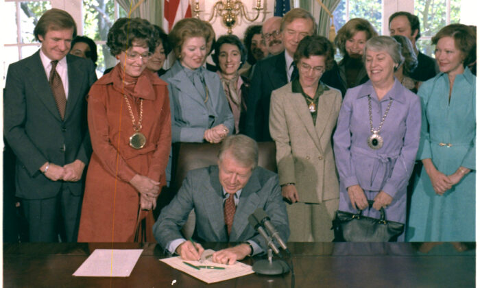 El presidente Jimmy Carter firma la H.J.Res.638 que amplía el plazo para la ratificación de la Enmienda de Igualdad de Derechos (ERA) el 20 de octubre de 1978. (Archivos Nacionales y Administración de Documentos de los Estados Unidos a través de Wikimedia Commons)

