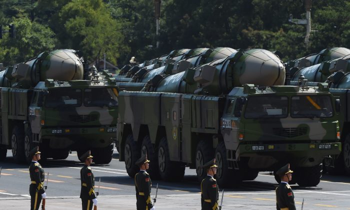 Vehículos militares que llevan misiles DF-21D se exhiben en un desfile militar en la Plaza de Tiananmen en Beijing, el 3 de septiembre de 2015. (Greg Baker/AFP/Getty Images)