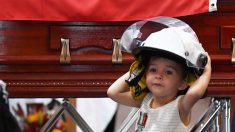 Hija de bombero voluntario fallecido en incendios de Australia recibe medalla de valentía a su padre