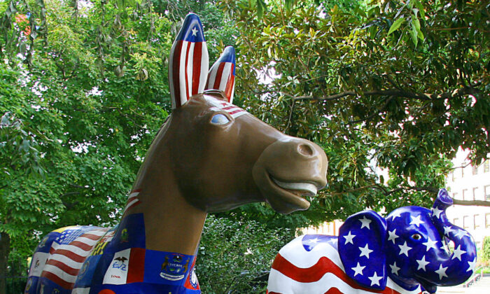 Los símbolos de los partidos demócrata (burro) y republicano (elefante) se ven en exhibición en Washington el 25 de agosto de 2008. (KAREN BLEIER/AFP a través de Getty Images)
