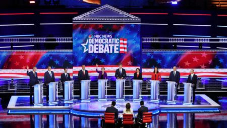 Un año y siete debates: las 3 razones que mantienen indecisa a la carrera demócrata