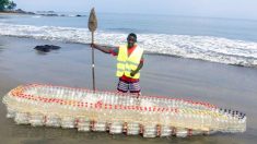 Africano convierte las botellas de plástico que obstruían la vía fluvial en eco-barcos para pescadores