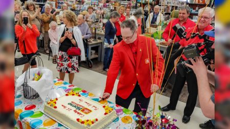 Empleado con síndrome de Down celebra la fiesta del 25º aniversario de su trabajo con toda la ciudad