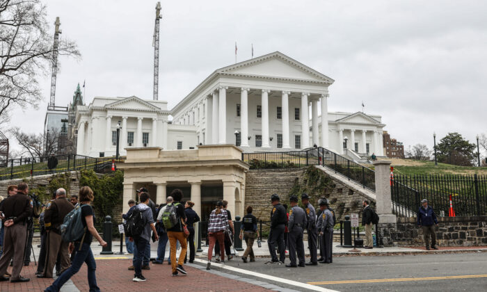 Defensores de la Segunda Enmienda  después de una audiencia en la que cuatro proyectos de ley de control de armas fueron aprobados por el Comité Judicial del Senado en el Capitolio del Estado de Virginia en Richmond, Virginia, el 13 de enero de 2020. (Samira Bouaou/The Epoch Times)