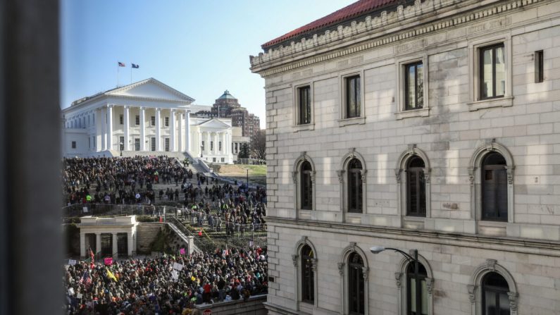 Defensores de los derechos de las armas participan en una manifestación en el Capitolio del Estado de Virginia en Richmond el 20 de enero de 2020. (Samira Bouaou/The Epoch Times)