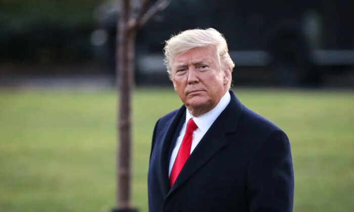 El Presidente Donald Trump camina por el jardín sur para abordar el Marine One en la Casa Blanca en Washington el 18 de diciembre de 2019. (Charlotte Cuthbertson/The Epoch Times)