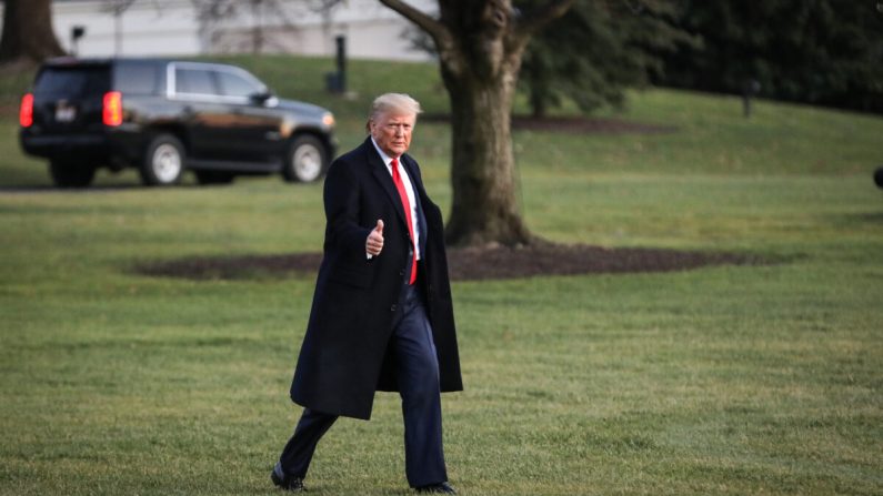 El presidente Donald Trump camina por el Jardín Sur de la Casa Blanca para abordar el Marine One el 18 de diciembre de 2019. (Charlotte Cuthbertson/The Epoch Times)