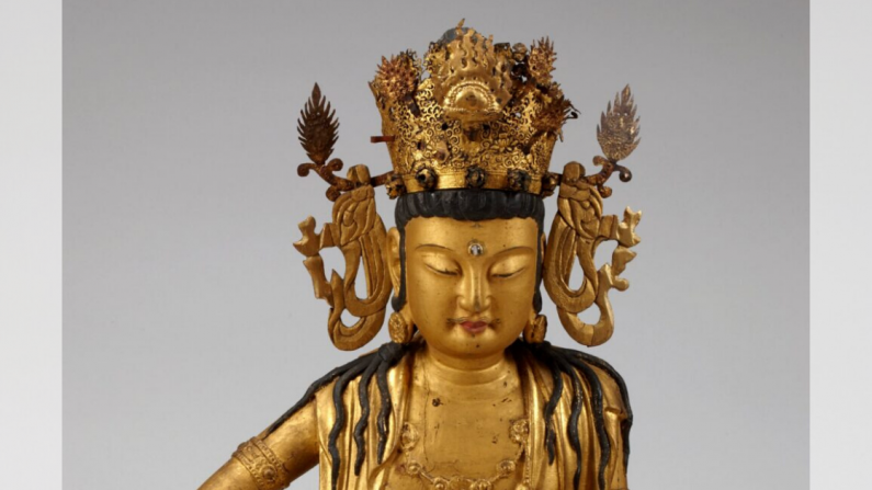 Bodhisattva Avalokiteshvara (Gwaneum) Corea, Dinastía Goryeo, circa 1220-1285. Madera dorada y cobre y hierro dorados con incrustaciones de cristal. (Museo Nacional de Corea, Seúl)