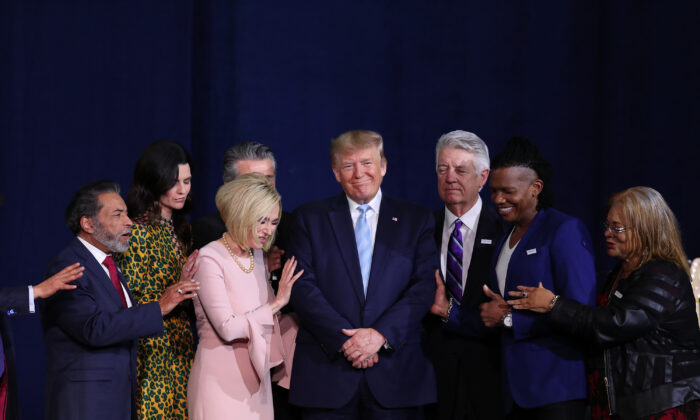 Líderes evangélicos se reúnen en el escenario con el presidente Donald Trump durante un evento de la campaña "Evangélicos por Trump" que se llevó a cabo en el Ministerio Internacional El Rey Jesús en Miami, Florida el 3 de enero de 2020. (Joe Raedle/Getty Images)
