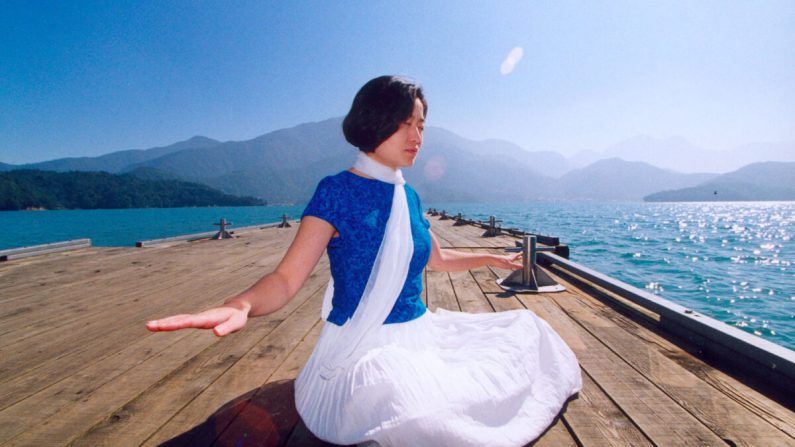 Una mujer haciendo meditación de Falun Dafa. Después de un experimento con escáneres cerebrales, un grupo de meditadores de toda la vida pudieron transformar la anatomía del cerebro de maneras sorprendentes. (Minghui.org)
