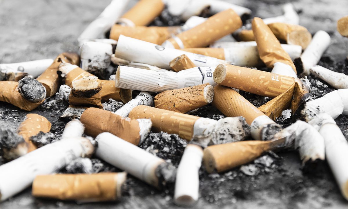 Colillas de cigarrillos en una fotografía de archivo