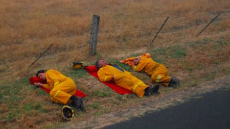 Filha publica foto de pai bombeiro dormindo no chão após combater as chamas na Austrália e viraliza