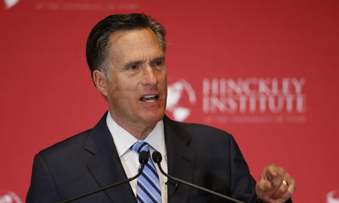 Exgobernador de Massachusetts Mitt Romney da un discurso sobre el estado del partido republicano en el Instituto Hinckley de Política en el campus de la Universidad de Utah, en Salt Lake Cit, el 3 de marzo de 2016. (George Frey/Getty Images)