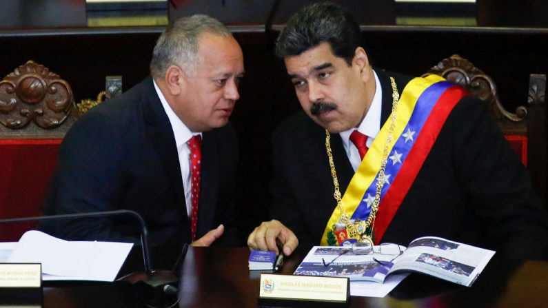 El líder de Venezuela, Nicolás Maduro (d), conversa con el presidente de la Asamblea Constituyente ilegítima, Diosdado Cabello (i), el 24 de enero de 2019, en Caracas, Venezuela. (Getty Images)