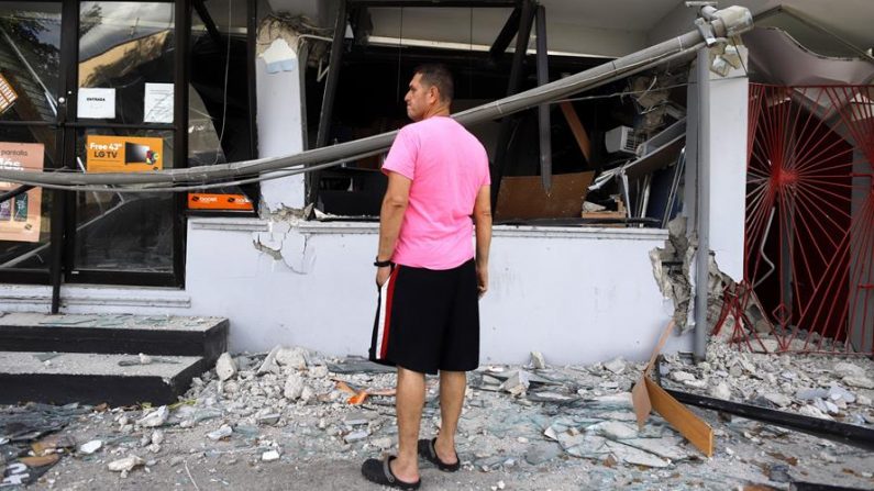 Una persona observa un local comercial derrumbado por el terremoto, el 9 de enero de 2020, en el municipio de Guanica, Puerto Rico. EFE/ Thais Llorca