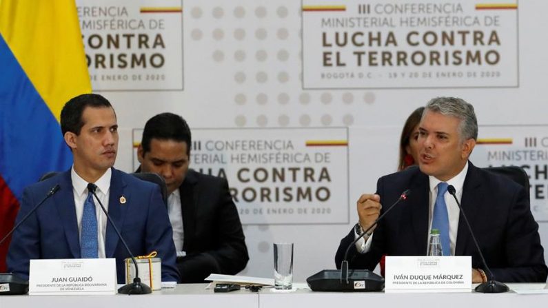 El presidente de Colombia, Iván Duque (d), habla junto al jefe de la Asamblea Nacional de Venezuela, Juan Guaidó (i), durante la instalación de la III Conferencia Ministerial Hemisférica de Lucha contra el Terrorismo el 20 de enero de 2020, en la Escuela de Cadetes de Policía General Santander, en Bogotá (Colombia). EFE/Mauricio Dueñas Castañeda