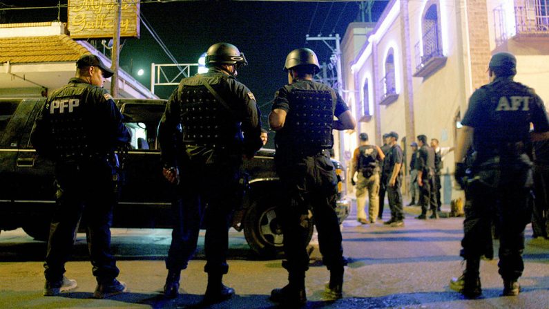 Miembros de la Policia Federal participan de un operativo realizado en centros nocturnos de la ciudad fronteriza de Nuevo Laredo, al noreste de la capital mexicana en la madrugada del 17 de junio de 2005. (ALFREDO ESTRELLA/AFP/Getty Images)