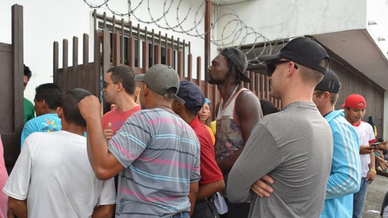 Migrantes cubanos se concentran a las afueras de la Comisión Mexicana de Ayuda a Refugiados (Comar) para solicitar en Tapachula, en el sur de Chiapas (México). EFE/José Torres/Archivo