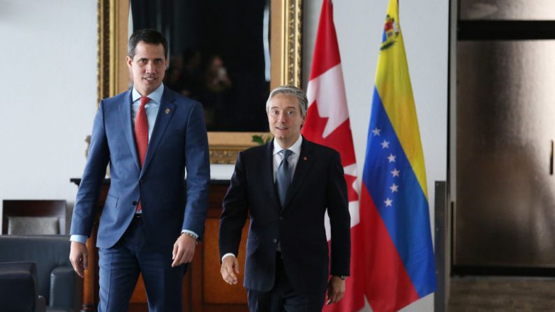 El Ministro de Asuntos Exteriores de Canadá, François-Philippe Champagne (d) y el líder opositor de Venezuela, Juan Guaidó, llegan a una reunión el 27 de enero de 2020 en Ottawa, Canadá. (DAVE CHAN / AFP / Getty Images)