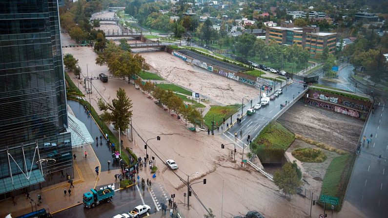 Vista del desbordamiento del río Mapocho durante las fuertes lluvias en Santiago (Chile) el 17 de abril de 2016. (Foto de archivo de VLADIMIR RODAS / AFP a través de Getty Images)