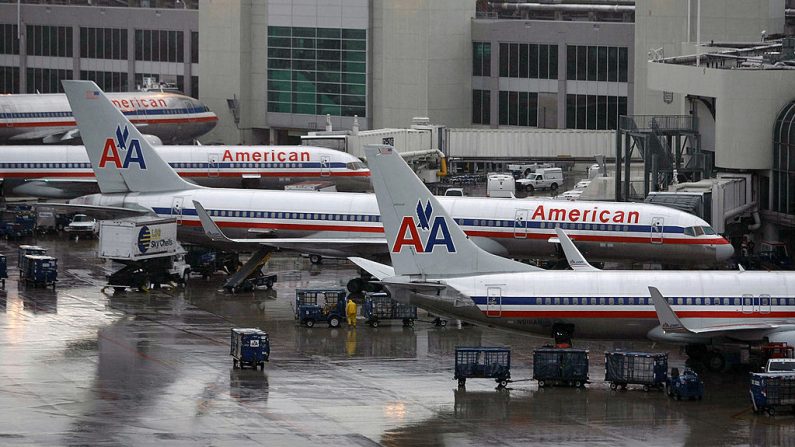 Los aviones de American Airlines se sientan en la pista en el aeropuerto internacional de Miami el 16 de julio de 2008 en Miami, Florida (EE.UU.). (Joe Raedle / Getty Images)