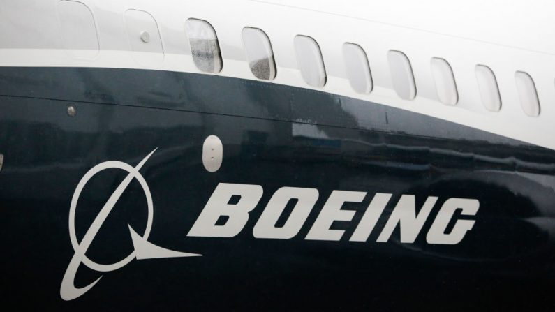 El logotipo de Boeing en el primer avión Boeing 737 MAX 9 se muestra durante su lanzamiento para los medios en la fábrica de Boeing en Renton, Washington (EE.UU.), el 7 de marzo de 2017. (Jason Redmond/AFP/Getty Images )