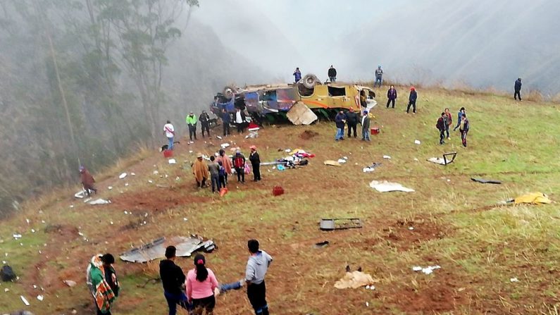 Vista después de que un autobús se cayó de un precipicio en Otuzco, norte de Perú, el 12 de noviembre de 2019. (STR / AFP / Getty Images)