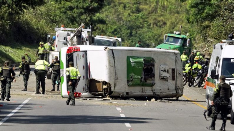 Los policías inspeccionan la escena de un accidente de autobús en una carretera entre las ciudades de Buenaventura y Cali, departamento del Valle del Cauca, Colombia, el 9 de diciembre de 2018. (STR/AFP/Getty Images)