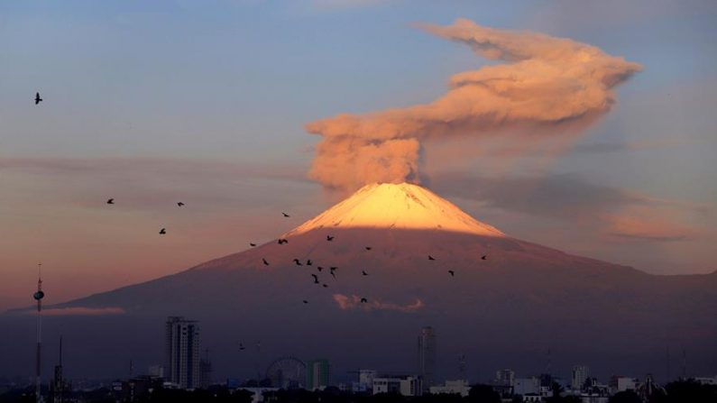 Vista de la actividad del Volcán Popocatépetl desde la ciudad de Puebla (México). EFE/Hilda Ríos/Archivo