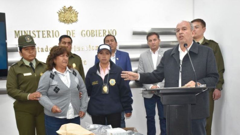 María Palacios, la presunta allegada del exministro de la presidencia Juan Ramón Quintana, fue arrestada recientemente en el aeropuerto con 100,000 dólares. Foto de VOA