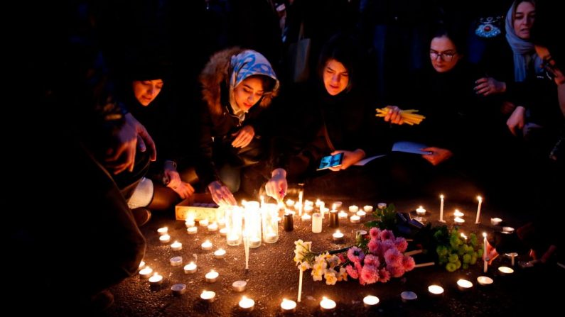 Los iraníes encienden velas para las víctimas del Boeing 737 de Ukraine International Airlines durante una reunión frente a la Universidad de Amirkabir en la capital Teherán, el 11 de enero de 2020. (AFP a través de Getty Images)