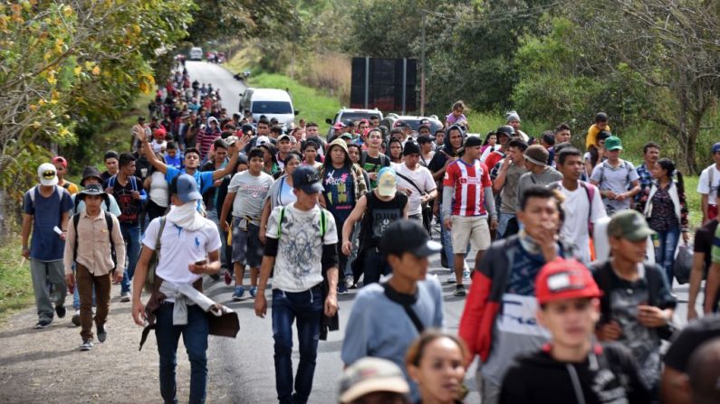 Inmigrantes hondureños caminan cerca de Esquipulas, departamento de Chiquimula, Guatemala, el 16 de enero de 2020, después de cruzar la frontera en Agua Caliente desde Honduras en su camino a los Estados Unidos. (JOHAN ORDONEZ / AFP / Getty Images)