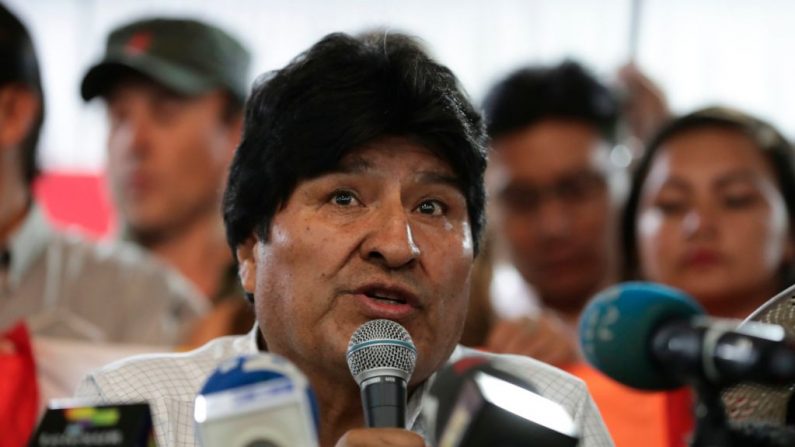 El expresidente boliviano (2006-2019) Evo Morales hace gestos durante el lanzamiento de la voleta presidencial para el partido Movimiento por el Socialismo (MAS) para las próximas elecciones bolivianas, en Buenos Aires (Argentina) el 19 de enero de 2020. (ALEJANDRO PAGNI / AFP / Getty Images)