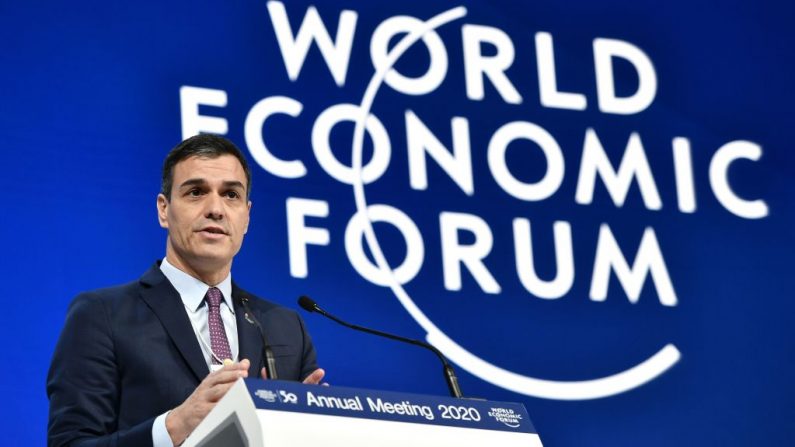 El presidente de España, Pedro Sánchez, pronuncia un discurso en el Foro Económico Mundial en Davos, Suiza, el 22 de enero de 2020. (FABRICE COFFRINI / AFP / Getty Images)