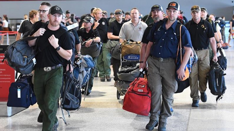 Un contingente de 39 bomberos norteamericanos llegan al aeropuerto de Melbourne (Australia), el 2 de enero de 2020, para ayudar en la extinción de incendios declarados en el estado de Victoria. EFE/ Julian Smith