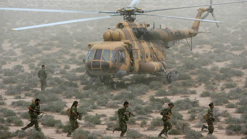 Las fuerzas especiales de la Guardia Revolucionaria de élite de Irán participan en maniobras militares en un lugar no revelado cerca del Mar del Golfo el 3 de abril de 2006.  (AFP/Getty Images)