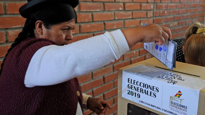 Una mujer aymara emite su voto durante las elecciones presidenciales, en La Paz, Bolivia, el 20 de octubre de 2019. (JORGE BERNAL/AFP/Getty Images)