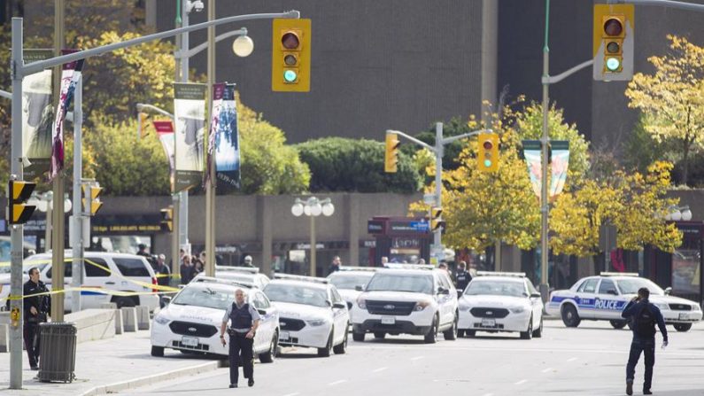 La policía acordona la zona a su llegada al Parlamento en Ottawa. EFE/Chris Roussakis/Archivo