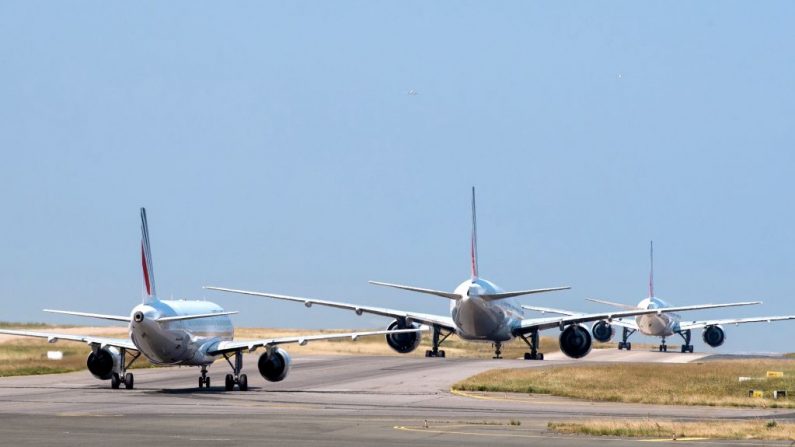 Esta imagen tomada el 27 de junio de 2019 muestra un avión haciendo fila para despegar en la pista del aeropuerto Roissy-Charles de Gaulle, en Roissy, al norte de París, Francia. (JOEL SAGET / AFP / Getty Images)