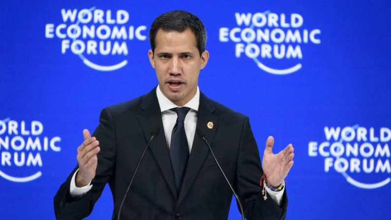 El presidente encargado de Venezuela, Juan Guaido, se dirige a la reunión anual del Foro Económico Mundial (FEM) en Davos, el 23 de enero de 2020. (FABRICE COFFRINI / AFP / Getty Images)